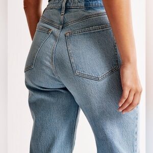 Abercrombie & Fitch Curve Love High Rise 90s Relaxed Jean - Medium Wash